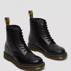 NEW DR. MARTENS 1460 SMOOTH LEATHER LACE UP BOOTS